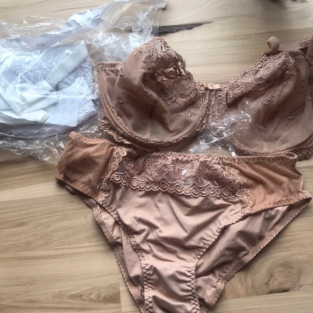 2 Kris Line bras and 1 pair of underwear (34GG/XL)